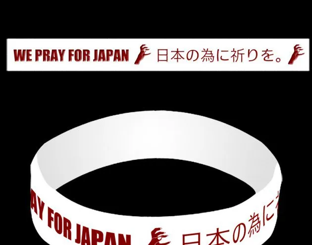  A pulseira, que custa apenas US$ 5, tem a frase escrita: Oramos pelo Japão