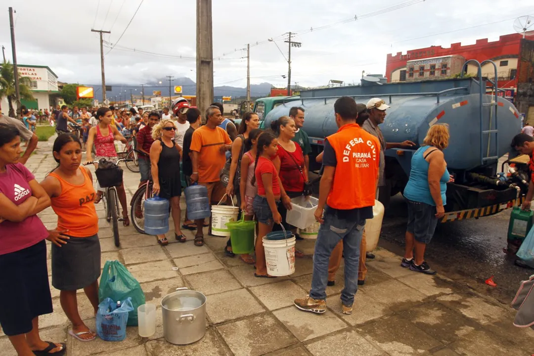  Defesa Civil distribuiu água potável em Morretes