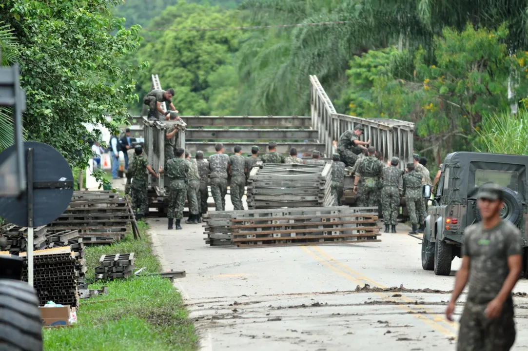  5º Batalhão de Engenharia do Exército começou nesta terça-feira (15) a instalação de uma ponte metálica sobre o Rio Sagrado Três, na PR-408