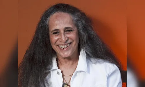 Bethânia celebra 50 anos de carreira em show com projeções no palco