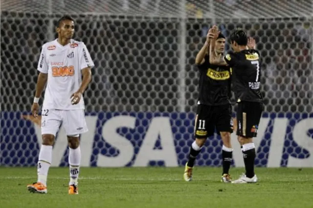  Jogadores do Colo Colo comemoram gol que deixou Santos em situação complicada para avançar