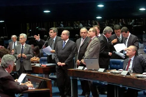 A comissão especial da reforma política no Senado aprovou ontem (18) o fim da reeleição e um mandato de cinco anos para presidente da República