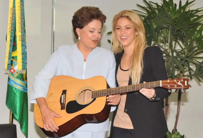  Dilma ganhou um violão da cantora colombiana