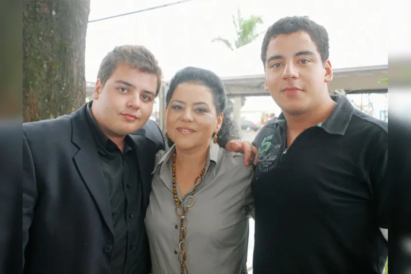   Fanny Ruffato ao lado dos filhos José Elidio e Leonardo 