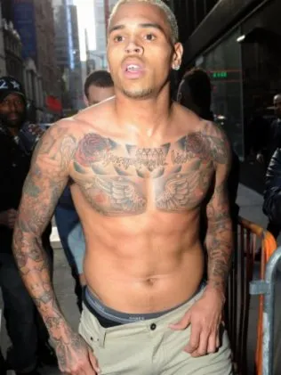  Chris Brown após o ataque de fúria, andando pelas ruas sem camisa
