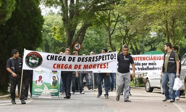  Protesto de agentes penitenciários em janeiro, após a morte do colega Carlos Alberto Pereira. Foram oito assassinatos em dois anos