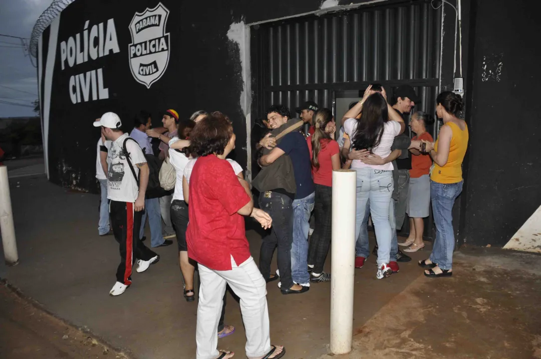  Familiares se aglomeraram na porta da Cadeia Pública de Ivaiporã