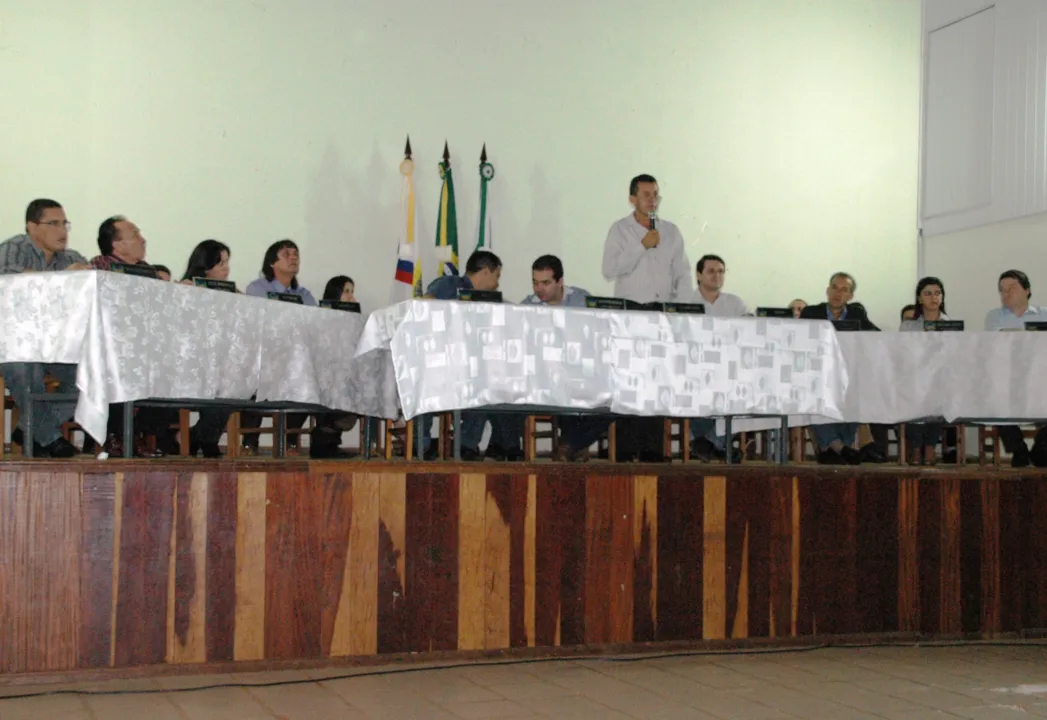 Vereador Valdir Frias, ao lado dos demais vereadores, discursa durante a sessão itinerante realizada na Vila Reis