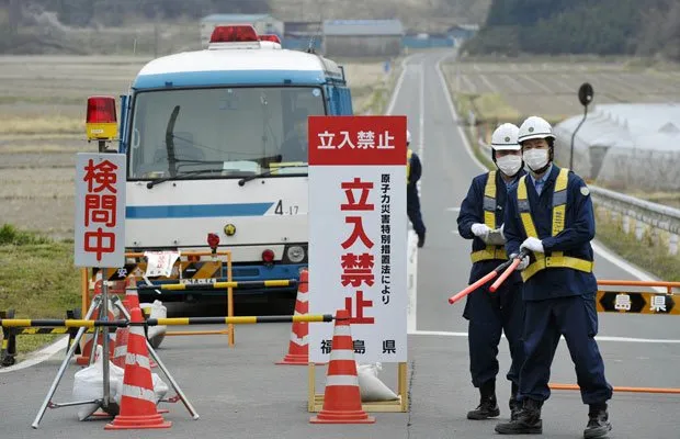 Radioatividade: policiais inspecionam homem em Minamisoma, a cerca de 20km da usina de Fukushima 