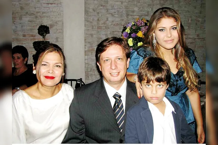   Julio e Cintia Borin juntos dos filhos Camila e Lucas  