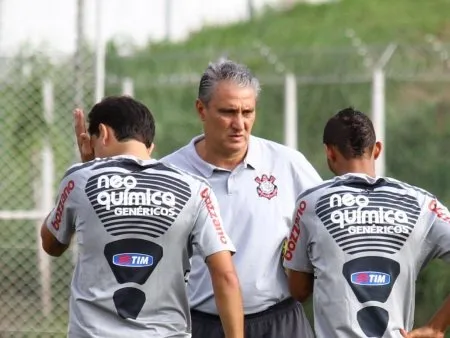 Tite desaprova convocação de Fábio Santos e Paulinho