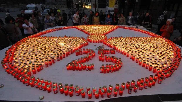  Austríacos fazem símbolo nuclear com velas para lembrar Chernobyl