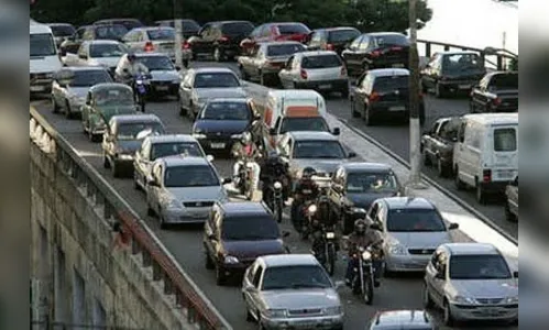 Licenciamento de veículos começa a ser cobrado no Paraná 