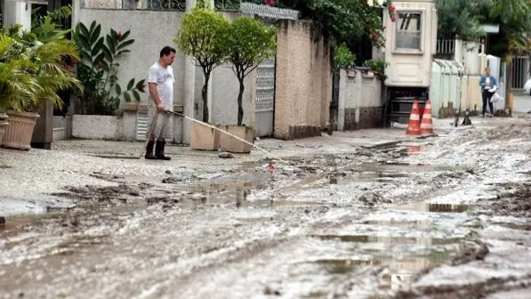  Rio remove 300 toneladas de lama e lixo após chuvas