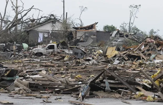  Casa destruída por possível tornado em Concord, no Arizona, é vista nesta quinta-feira (28)