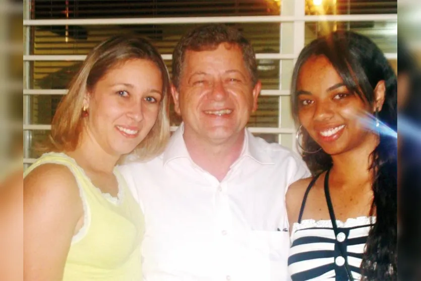   José Carlos Araújo recebe o carinho das filhas Renata e Fernanda 