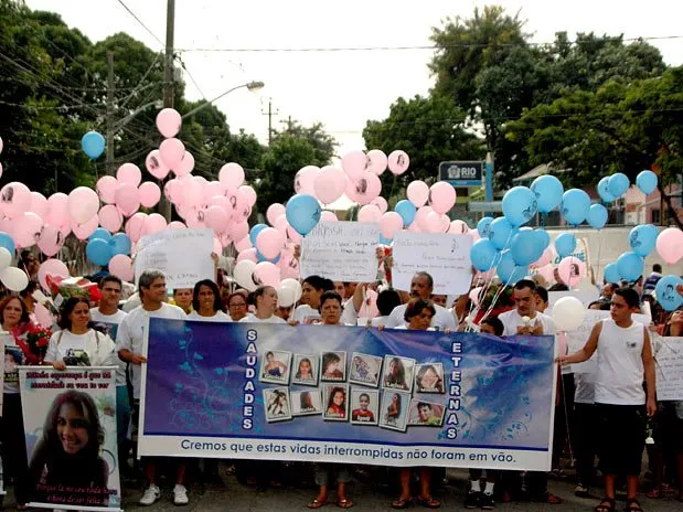  Passeata para lembrar vítimas de Realengo teve balões e camisetas com fotos das vítimas