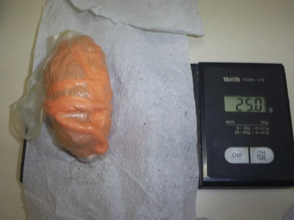 A droga, que pesou 25 vinte gramas, estava acondicionada em preservativo masculino