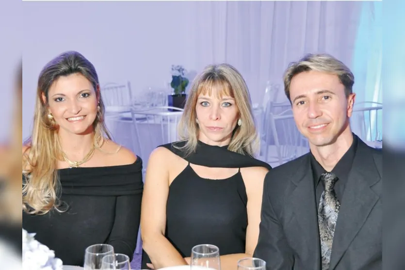   Simone Peres, Jaqueline Negreti e Evandro Mourão, prestigiaram jantar no salão azul do Country Clube  