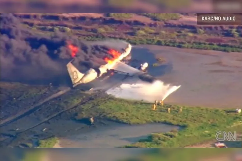   Avião cai e explode em base militar nos EUA 