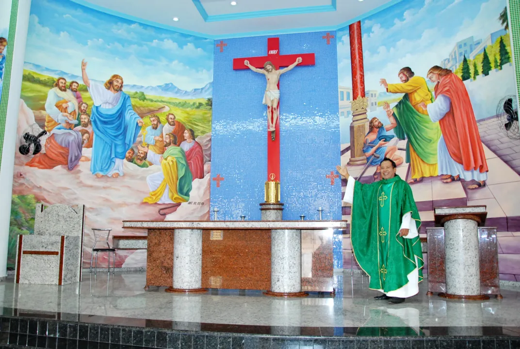  Padre Porto e o novo cenário da altar com destaque para São Pedro Apóstolo