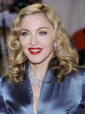 Madonna culpa gripe por atraso de três horas 