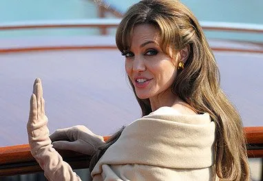 Após remoção dos seios, Angelina Jolie vira capa da revista 