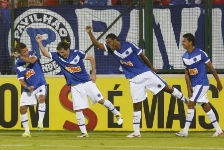 Primeiro gol de Montillo contra o Grêmio teve até coreografia especial 