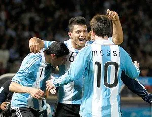 Messi vibra com Agüero: os dois foram os nomes da vitória Argentina