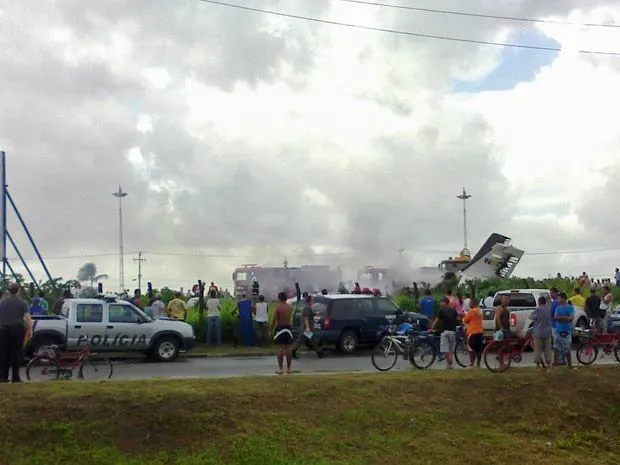 Avião cai no Recife e deixa 16 mortos, diz Corpo de Bombeiros