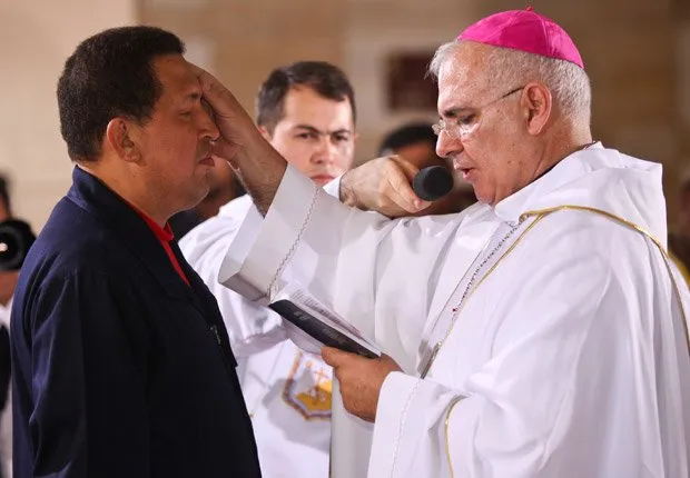 O padre Mario Moronta abençoa o presidente da Venezuela, Hugo Chávez, durante missa pela recuperação dele nesta terça-feira (12) em Caracas 