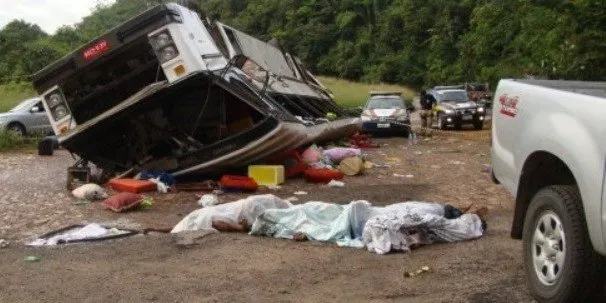  Ônibus do Piauí tomba na BR 222 em Tiangua e deixa sete mortos