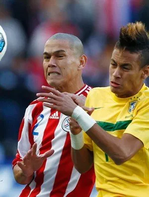  Neymar sofreu com a marcação dos paraguaios