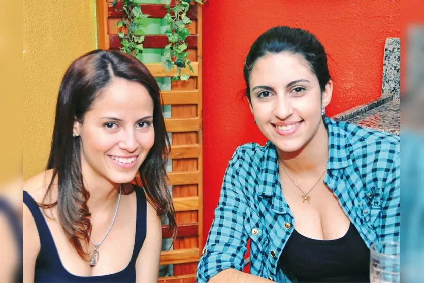   Juliana Ganda dos Santos e Fabiana Vieira Leite, clicadas batendo papo em ponto gastronômico de Apucarana  