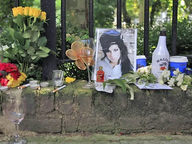 Música encerra funeral de Amy Winehouse no norte de Londres