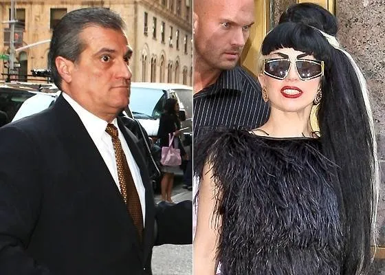 Lady Gaga (dir.) e seu pai, o Joseph Germanotta (esq.) 