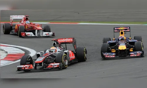 Hamilton supera Vettel e crava a pole; Massa larga em 7º