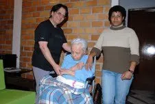 Dona Francisca recebe assistência da filha Lúcia e da cuidadora Sandra Gonçalves  