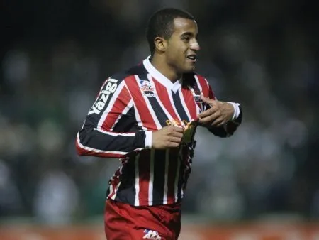 Lucas foi o destaque marcando um golaço por cobertura no goleiro do Coritiba