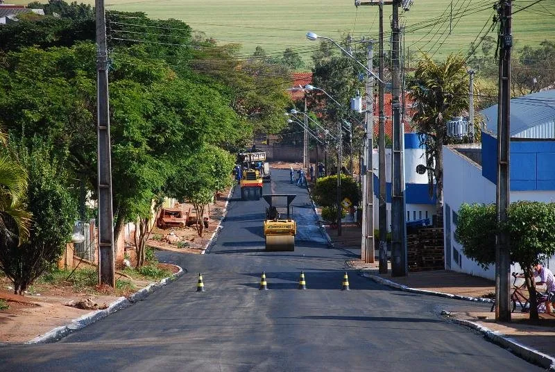  Programa "Prefeitura nos Bairros" recupera ruas de Rolândia