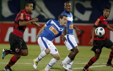 A defesa do Flamengo levou a melhor diante do meia argentino Montillo