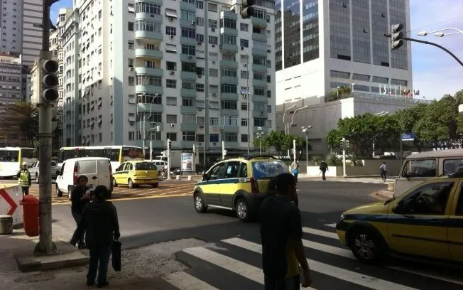  Com sinais apagados, cruzamento em Copacabana é controlado por guarda municipal