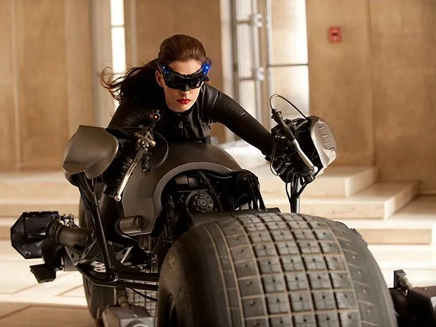  Anne Hathaway dirige a Batpod na foto divulgada de o novo Batman 