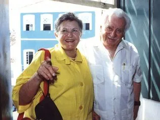  Jorge Amado ao lado da mulher, Zélia Gattai