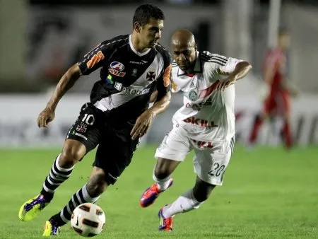 Diego Souza fez o primeiro gol do Vasco no jogo contra o Palmeiras 