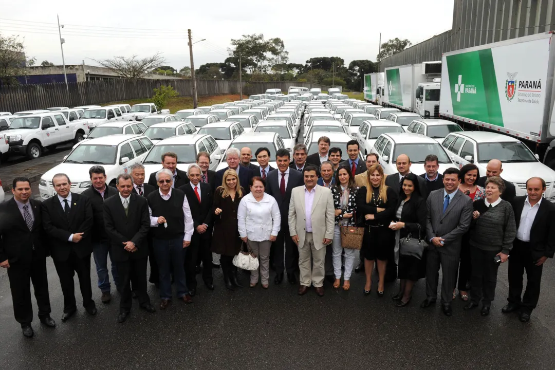 Governdor Beto Richa acompanhado do Secretário de Saúde Michele Caputo Neto e demais autoridades, entregam 114 veículos novos para as regionais da saúde
