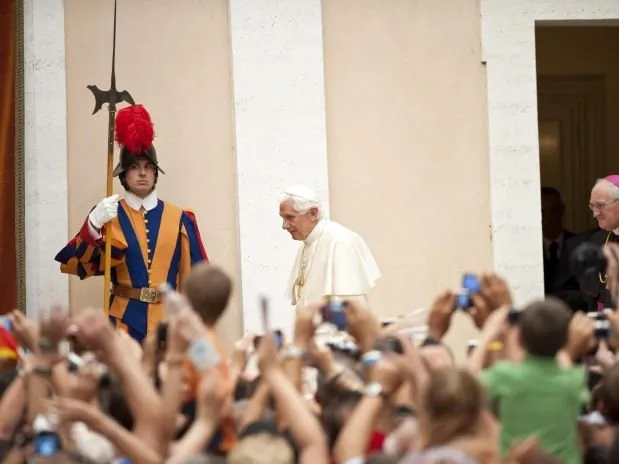 Sob aplausos, Bento XVI se retira após discurso realizado em Castel Gandolfo, sua residência de verão, na Itália