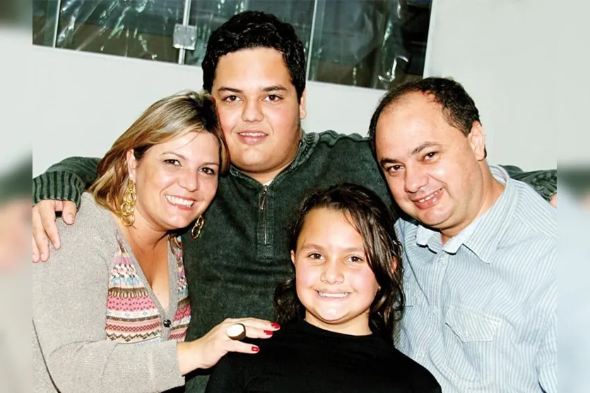   Altair Rodrigues com a esposa  Rosiane e os filhos Altair Junior e Ana Carolina 