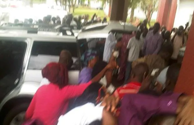  Moradores aglomeram-se em frente ao Hospital Nacional, em Abuja, capital da Nigéria, após o ataque desta sexta-feira (26). A imagem foi feita por um morador