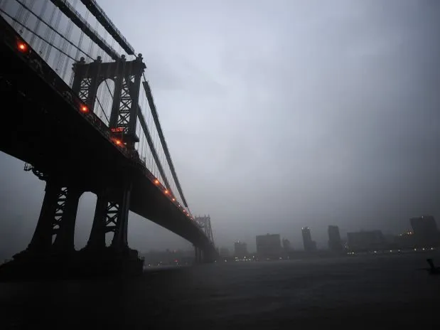  O furacão Irene chega a Nova York, após provocar nove mortes na costa leste dos Estados Unidos, e esvazia a ponte que liga os distritos de Manhattan e Brooklyn